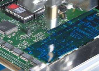 武藏点胶机用于 PCB 电路板三防涂层涂布，可实现高精度均匀涂覆，提升电路板防潮、防腐蚀性能，保障电子设备长期稳定运行。